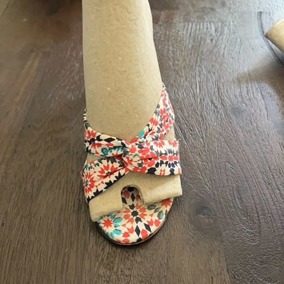 Jimmy Choo London kitten heel sandals. Abstract canvas material and leather - Picture 3 of 10